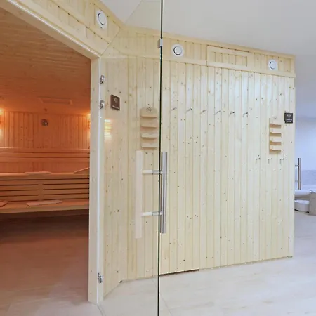 Baltischer Hof 30 *